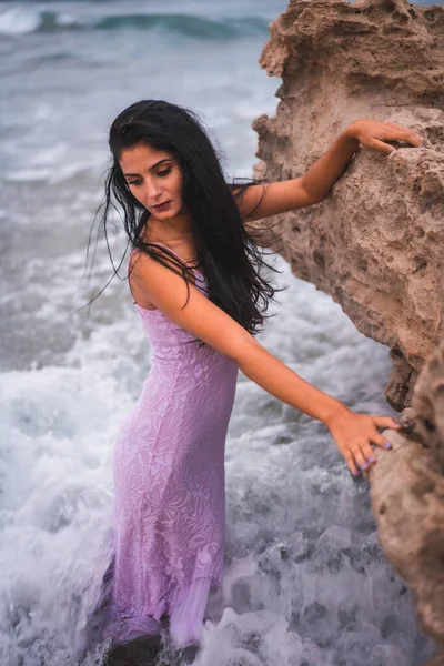 Vit Brunett Med Rosa Tygklänning Stranden Inne Havet — Stockfoto