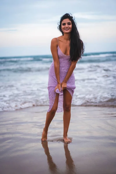 Morena Caucasiana Com Vestido Pano Rosa Praia Dentro Mar Desfrutando — Fotografia de Stock