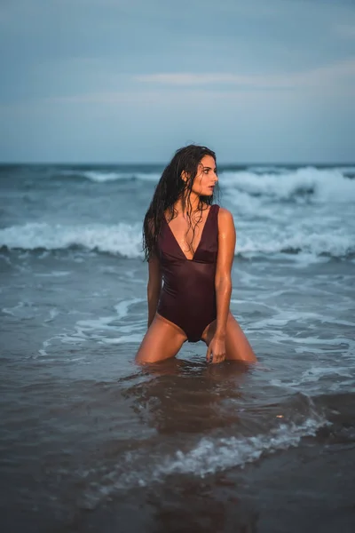 Morena Caucasiana Maiô Marrom Praia Aproveitando Férias Água Mar — Fotografia de Stock