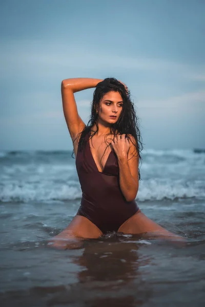 Morena Caucasiana Maiô Marrom Praia Curtindo Férias Água Mar Joelhos — Fotografia de Stock