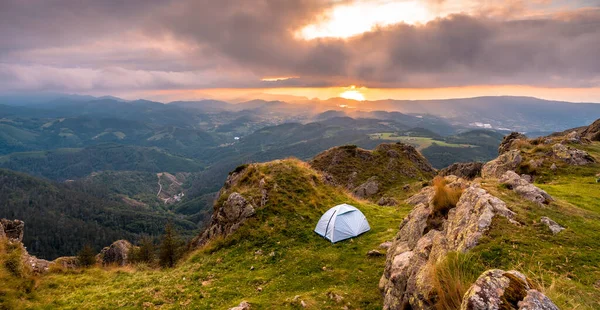 Camping Sauvage Sommet Une Montagne Coucher Soleil Dormant Plein Air — Photo
