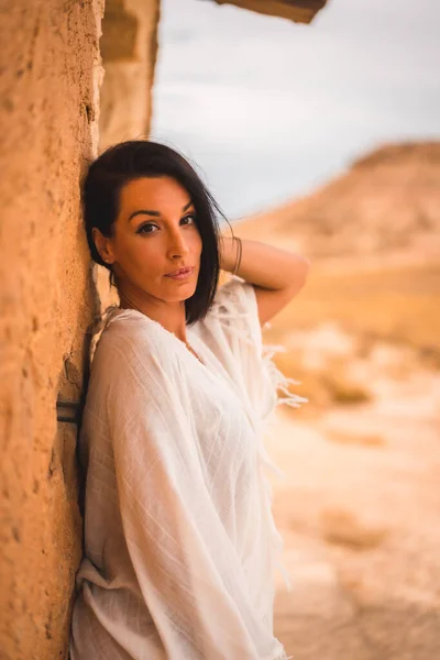 Estilo Vida Uma Menina Branca Morena Vestido Branco Posando Uma — Fotografia de Stock