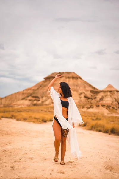 Uma Jovem Morena Caucasiana Vestido Branco Andando Descalça Através Deserto — Fotografia de Stock