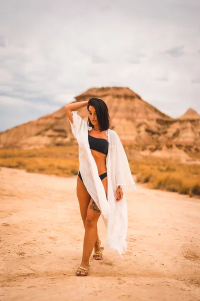 Uma Jovem Morena Caucasiana Com Vestido Branco Biquíni Preto Andando — Fotografia de Stock