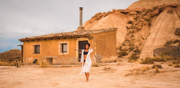 Uma Jovem Morena Caucasiana Vestido Branco Biquíni Preto Posou Deserto — Fotografia de Stock