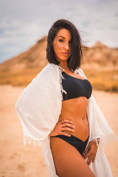 Uma Jovem Morena Caucasiana Vestido Branco Biquíni Preto Posou Deserto — Fotografia de Stock