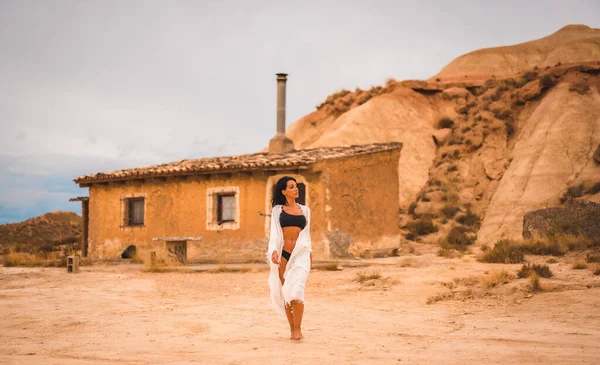 Uma Jovem Morena Caucasiana Vestido Branco Biquíni Preto Posou Deserto — Fotografia de Stock