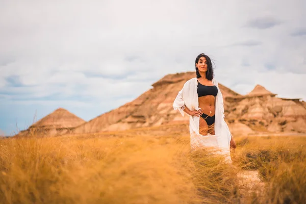 Menina Branca Morena Jovem Vestido Branco Biquíni Preto Posando Deserto — Fotografia de Stock