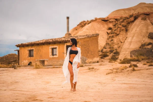 Menina Branca Morena Jovem Vestido Branco Biquíni Preto Posando Deserto — Fotografia de Stock