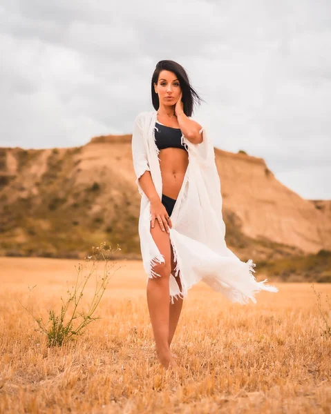 Ritratto Una Giovane Mora Modella Caucasica Vestita Bianco Bikini Nero — Foto Stock