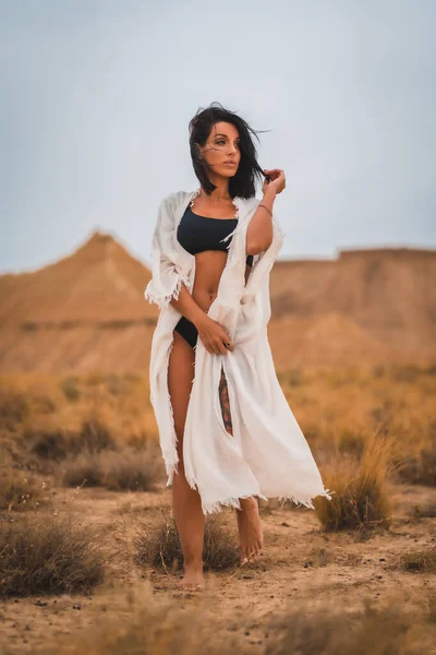 Uma Menina Modelo Morena Caucasiana Vestido Branco Biquíni Preto Deserto — Fotografia de Stock