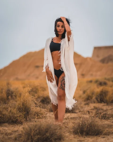Barna Kaukázusi Modell Fehér Ruhában Fekete Bikiniben Bardenas Reales Sivatagban — Stock Fotó