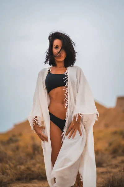 Barna Kaukázusi Modell Fehér Ruhában Fekete Bikiniben Bardenas Reales Sivatagban — Stock Fotó
