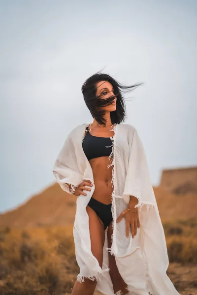 Modelo Morena Branca Com Vestido Branco Biquíni Preto Deserto Bardenas — Fotografia de Stock