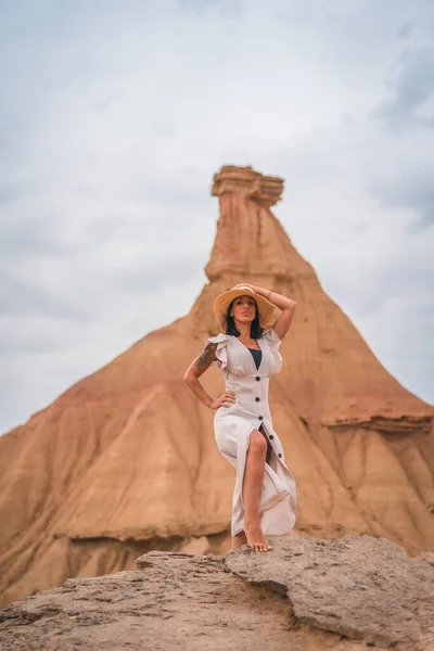 Morena Menina Caucasiana Uma Roupa Explorador Com Vestido Branco Chapéu — Fotografia de Stock