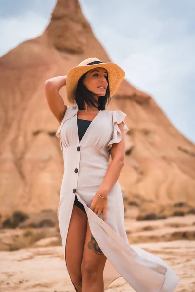 Uma Menina Morena Caucasiana Com Uma Roupa Explorador Com Vestido — Fotografia de Stock