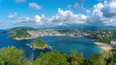 Gipuzkoa 'daki Igeldo Dağı' ndan San Sebastian şehrinin 4K 'lık zamanı. Bask Ülkesi, İspanya