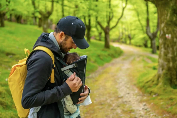 Młody Ojciec Żółtym Plecakiem Spacerujący Nowonarodzonym Dzieckiem Plecaku Ścieżką Lesie — Zdjęcie stockowe