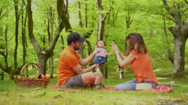 Une Famille Pendant Pique Nique Jouant Avec Leur Fils Nouveau — Video