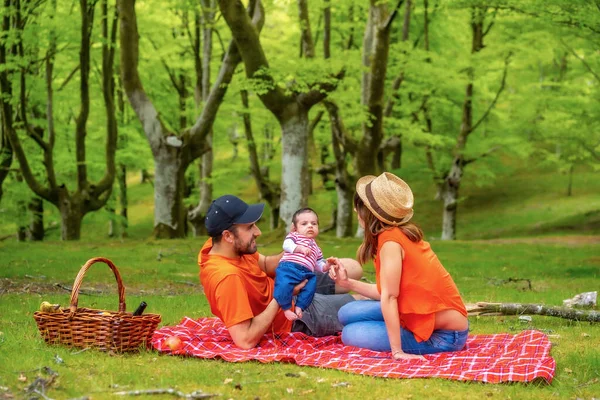 Egy Család Egy Piknik Napon Újszülött Fiukkal Narancssárga Pólóba Kalapba — Stock Fotó