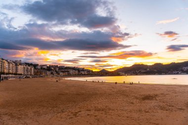 San Sebastian şehrindeki güzel La Concha plajında Orange Sunset, Bask ülkesindeki Gipuzkoa eyaletinde.