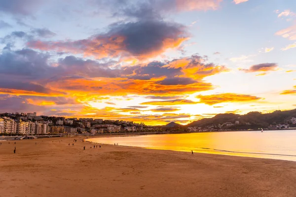 Auringonlasku Kauniilla Rannalla Concha Kaupungin San Sebastian Maakunnassa Gipuzkoan Baskimaassa — kuvapankkivalokuva