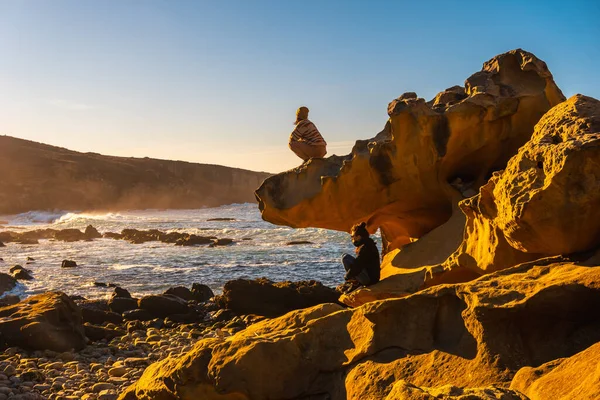 Ung Kvinna Tittar Havet Vid Solnedgången Viken Stenar Berget Jaizkibel — Stockfoto