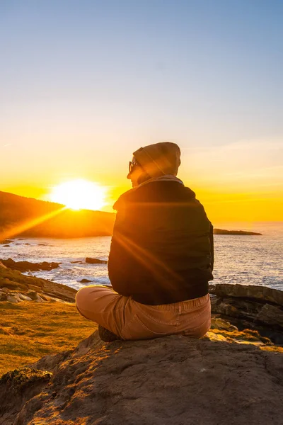 Een Ontspannen Jonge Vrouw Die Zonsondergang Steenbaai Van Jaizkibel Berg — Stockfoto