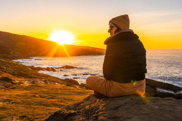 Eine Entspannte Junge Frau Beobachtet Den Sonnenuntergang Der Steinbucht Jaizkibel — Stockfoto