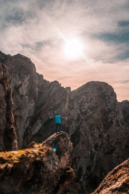 Oiartzun, Guipzcoa 'daki Aiako Harria ya da Penas de Aya dağının tepesindeki genç bir adam. Bask Ülkesi