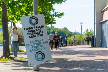 San Sebastian, Gipuzkoa. İspanya. 6 Mayıs 2021: Yeni aşılanan insanlar ve aşılama merkezine girmek için bekleyen insanlar, covid-19 nüfusunun maksimum aşısı. Coronavirüs