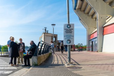 San Sebastian, Gipuzkoa. İspanya. 6 Mayıs 2021: Aşı merkezinde kuyruklar oluşturuldu, covid-19 nüfusunun maksimum aşılanması. Coronavirüs