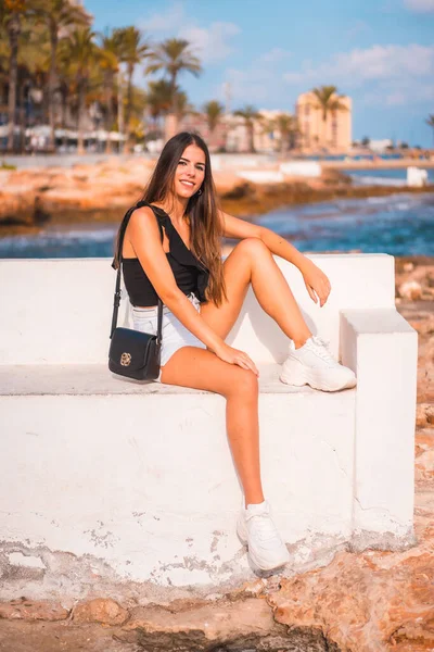 Summer Lifestyle Young Brunette Caucasian Woman Enjoying Coast Sitting Sea — 스톡 사진