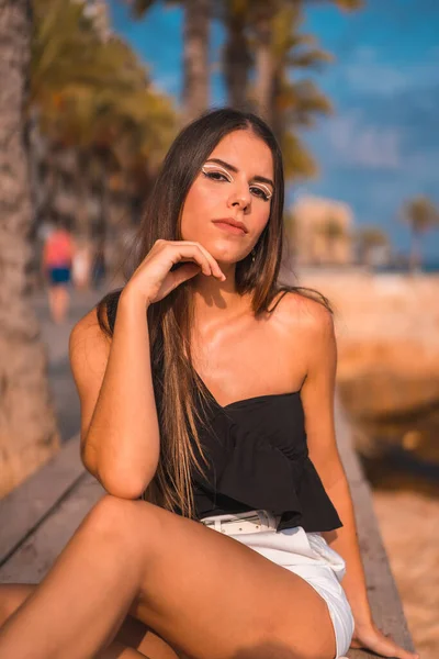 Estilo Vida Veraniego Retrato Una Morena Caucásica Pantalones Cortos Camiseta — Foto de Stock