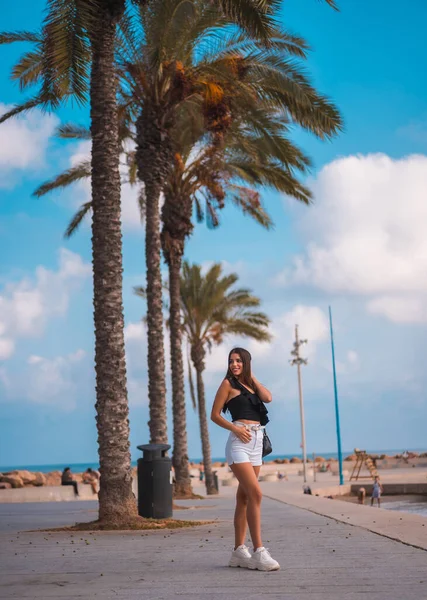 Summer Lifestyle Caucasian Brunette White Shorts Black Shirt Mediterranean Coast — 스톡 사진