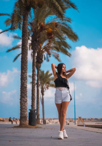 夏天的生活方式 地中海沿岸一些棕榈树旁的白发 白短裤和黑色T恤衫 — 图库照片
