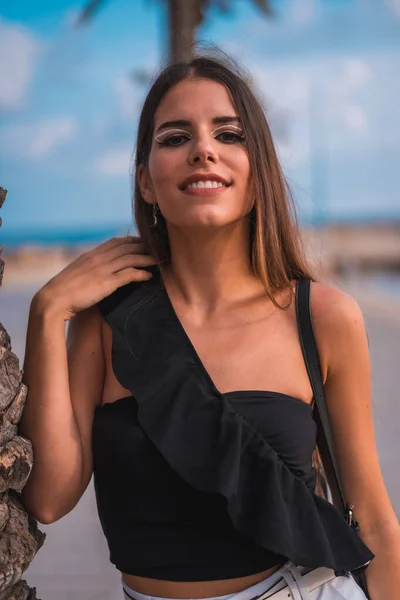 Smile Young Brunette Caucasian White Shorts Black Shirt Mediterranean Coast — 스톡 사진