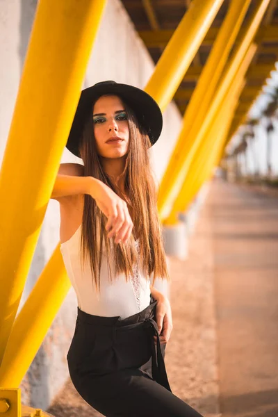 Una Joven Morena Con Sombrero Negro Pantalones Paseo Marítimo Amarillo — Foto de Stock