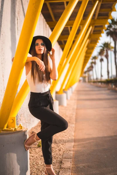Una Joven Morena Con Sombrero Negro Pantalones Paseo Marítimo Amarillo — Foto de Stock