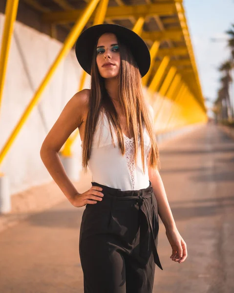 Lifestyle Young Brunette Walking Mediterranean Heels Pants Black Hat Yellow — Stock Photo, Image