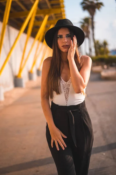 Lifestyle Una Joven Morena Caucásica Caminando Por Mediterráneo Tacones Pantalones — Foto de Stock