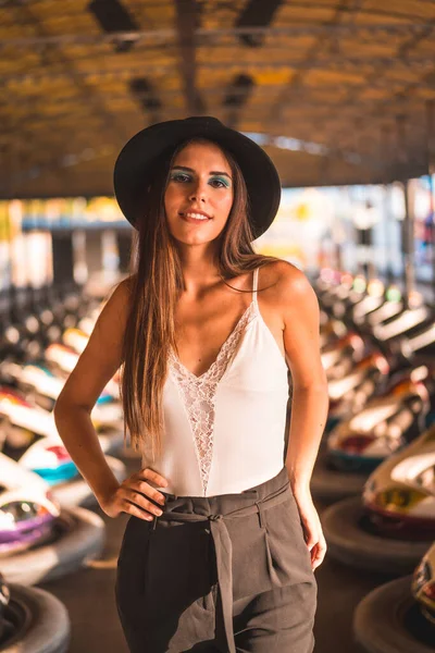 Estilo Vida Retrato Una Morena Caucásica Con Tacones Pantalones Sombrero — Foto de Stock