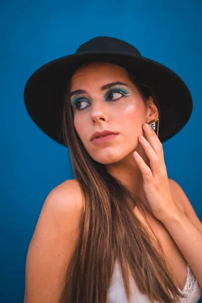 Una Joven Morena Con Sombrero Negro Camiseta Blanca Sobre Fondo — Foto de Stock