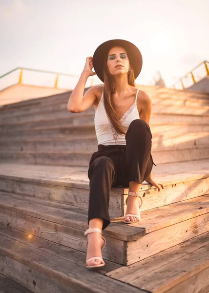 Joven Morena Con Sombrero Negro Camiseta Blanca Disfrutando Del Verano — Foto de Stock