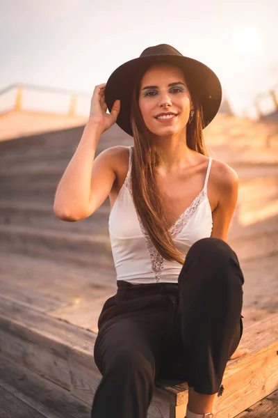 Retrato Una Joven Morena Con Sombrero Negro Camiseta Blanca Disfrutando — Foto de Stock