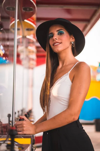 Sonrisa Una Joven Morena Con Sombrero Negro Camiseta Blanca Disfrutando — Foto de Stock