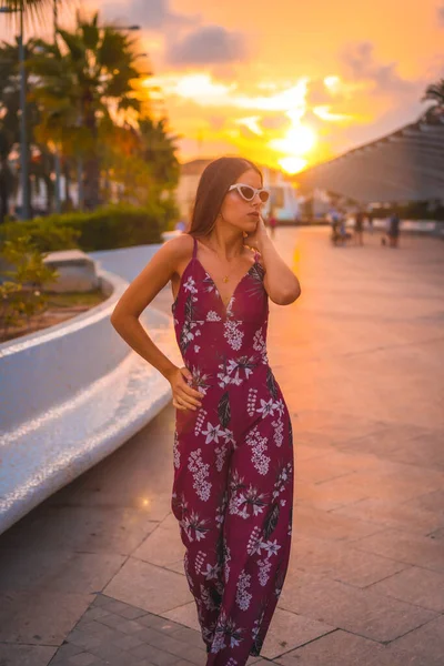 Atardecer Con Una Joven Morena Vestido Floral Granate Gafas Sol — Foto de Stock