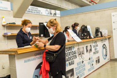 San Sebastian, Gipuzkoa. İspanya. 8 Mayıs 2021: Covid-19 nüfusunun aşı, aşı ve aşı merkezinde kendini tanıtan bir kadın. Coronavirüs