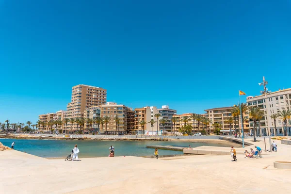 Torrevieja Alicante Španělsko Května 2021 Pláž Palmami Pobřežním Městě Torrevieja — Stock fotografie