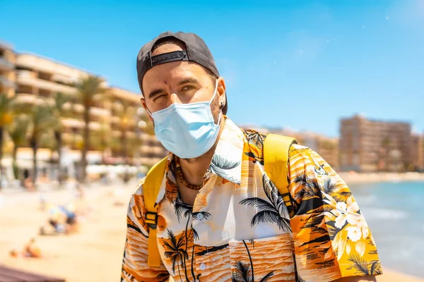 Young Man Tourist Surgical Mask Cura Beach Coastal City Torrevieja — Stock Photo, Image